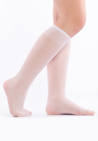 Состав:
Полиамид 89%
Эластан 11%
	Тонкие детские гольфы с оплетенным эластаном, плотностью 20 ден, с усиленным мыском и комфортной резинкой, по всей длине тканый узор 