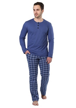 Состав:
Кулирка
Хлопок 100%
	Пижама мужская состоит из футболки и брюк. Футболка прямого силуэта с застёжкой «поло» на петли и пуговицы. Рукава втачные, длинные. Горловина и низ рукава окантованы. Брюки прямого силуэта с цельнокроеным поясом на рез