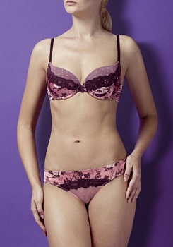 Состав:
Атласное полотно
ПЭ 97%
ПУ 3%
Эластичная сетка
ПА 88%
ПУ 12%
Кружево
ПА 90%
ПУ 10%
Ластовица
Хлопок 100%
	Трусики-стринг выполнены из эластичного атласного полотна и эластичной жаккардовой сетки и эластичного узкого кружева. Задняя