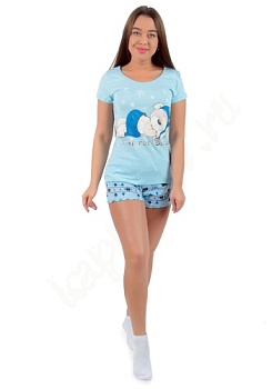 Состав:
Кулирка
Хлопок 100%
	Костюм состоит из  шорт и футболки . Футболка облегающего силуэта, шорты с контрастным кантом, укорочены.