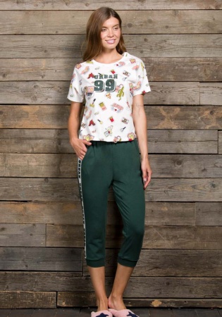 Состав:
Футболка
Хлопок 100%
Штаны
Хлопок 95%
Эластан 5%
	Молодежный костюм для сна и отдыха из новой коллекции. Комплект состоит из стильной футболки белого цвета с ярким принтом и коротких брюк зелёного цвета с декором.