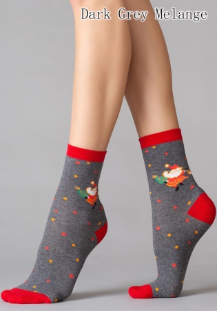Состав:
Хлопок 65%
Полиамид 32%
Эластан 3%
     Хлопковые женские носки средней высоты выше щиколотки из праздничной новогодней коллекции. У модели контрастная резинка, мысок и пятка, сбоку на голени размещен яркий тематический рисунок в виде Деда