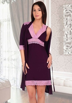 Состав:
Вискоза 100%
	Женский комплект, состоит из сорочки и халата. Комплект выполнен из однотонной вискозы, рукав и плечи халата декорированы кружевом. Вырез и подол сорочки также декорирован кружевом. 

Обратите внимание: расцветка товара на 