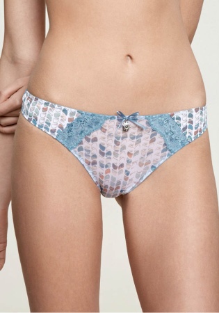 Состав:
Эластичное полотно
ПА 86%
ПУ 14%
Кружево
ПА 90%
ПУ 10%
Ластовица
Хлопок 100%
	Трусы в классическом стиле из эластичного полотна и кружева. Передняя деталь декорирована украшением. Внутренняя ластовица выполнена из хлопка.
