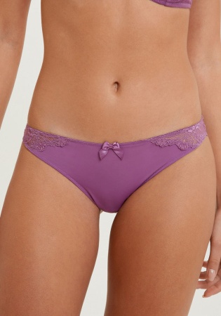 Состав:
Эластичное полотно
ПА 88%
ПУ 12%
Кружево
ПА 90%
ПА 10%
Ластовица
Хлопок 100%
	русики с низкой талией, выполненные из микрофибры, эластичной жаккардовой сетки и кружева. Передняя деталь декорирована атласным бантиком. Внутренняя ластов