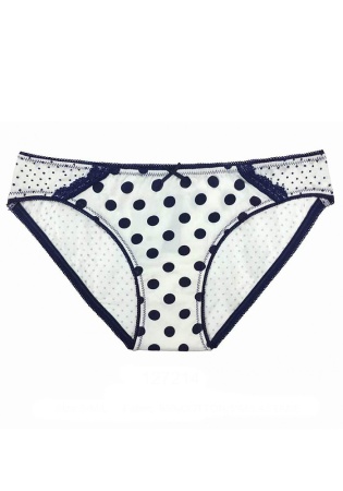 Состав:
Хлопок 95%,  
Эластан 5%
	Женские трусики из набивного полотна, украшены атласным бантиком и кружевом.