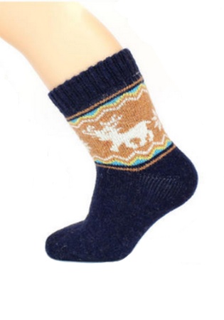 Состав: 
Вискоза: 35%, 
Полиэстер: 30%, 
Шерсть: 20%, 
Ангора: 10%, 
Эластан: 5%.
	Теплые и мягкие детские носочки с добавлением шерсти и ангоры, с зимним тематическим рисунком 