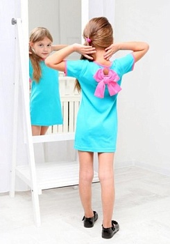 Состав:
Рибана
Хлопок 100%
	Платье для девочки прямого покроя с короткими рукавами. Украшено бантом сзади.