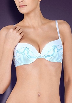 Состав:
Атласное полотно
ПЭ 97%,
ПУ 3%
Эластичная сетка
ПА 88%,
ПУ 12%
Кружево
ПА 90%,
ПУ 10%
	Бюстгальтер классической формы с формованной чашкой с Push-Up для размеров 70AB, 75ABC, 80B и без Push-Up для размеров 70C, 75DE, 80CDE, 85BCD. Де