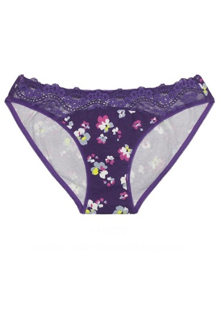 Состав:
Хлопок 95%,  
Эластан 5%
	Фиолетовые трусики с принтом из цветов с дополнением из кружевных вставок.
