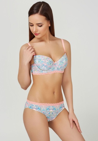 Состав:
Полотно
Хлопок 95%
ПУ 5%
Эластичное кружево
ПА 90%
ПУ 10%
Ластовица
Хлопок 100%
	Трусики классические выполнены из эластичного принтованного хлопкового полотна, деорированы узким кружевом. Задняя деталь декорирована вырезом и бантиком