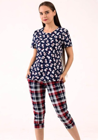 Состав:
Хлопок 100%.
	Женский комплект с бриджами. Футболка выполнена из принтованного полотна с цветочным узором. Бриджи выполнены из клетчатого полотна. 

Обратите внимание: расцветка товара на сайте может отличаться от фактической расцветки. 