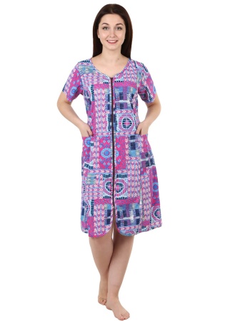 Состав:
Хлопок 100%
	Халат из набивного полотна прямого свободного силуэта с коротким втачным рукавом. На молнии. Спереди накладные карманы. Круглая горловина обработана обтачкой. Низ изделия и низ рукавов обработан швом «в подгибку».

Обратите 