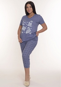 Состав:
Кулирка 
Хлопок 100%
    Невероятно комфортный и практичный домашний костюм. Костюм состоит из футболки и бридж. Футболка полуприлегающего силуэта. Рукав короткий. Длина до линии бедер. Дизайнерский принт. Бриджи с карманами, низ бридж с ма